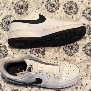 Nike White and Black Low-Top Sneakers Men’s 9 / Women’s 11
